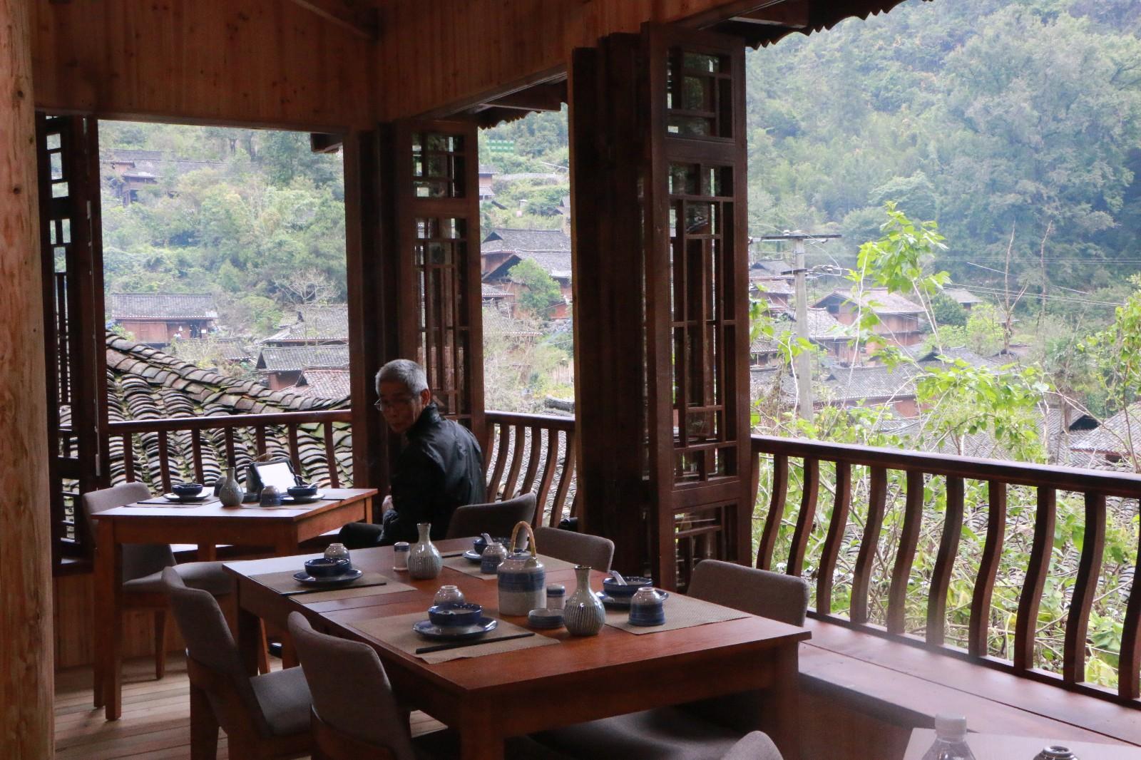 一口一口吃掉胸口的奶油的视频